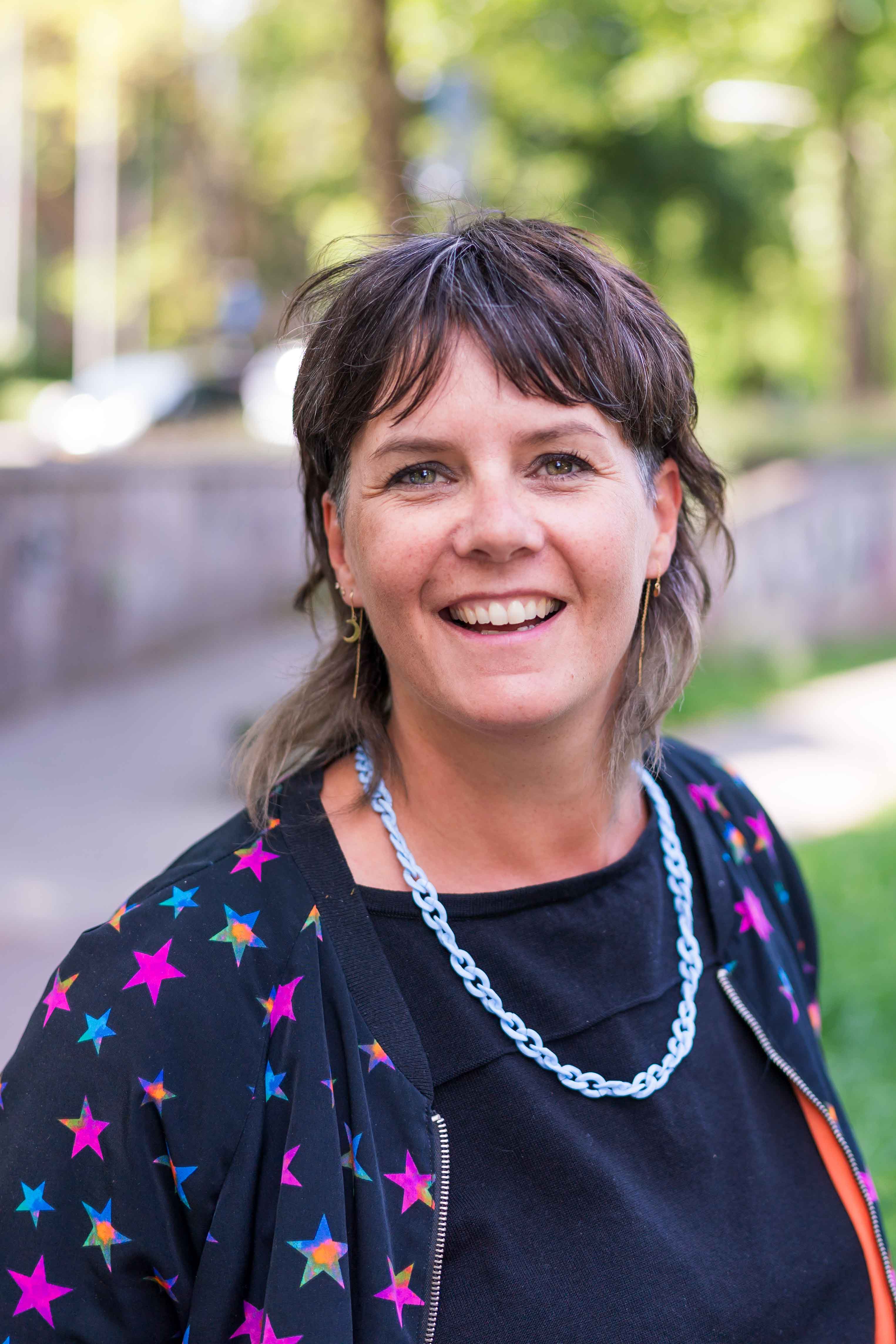 Saskia in close up lachend in de camera